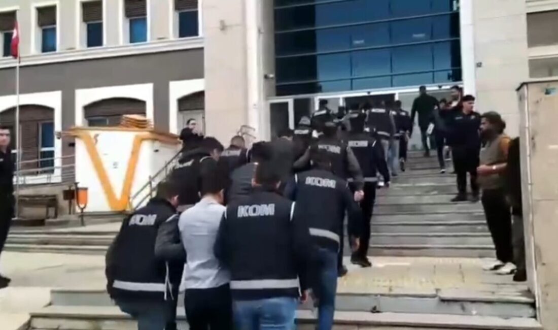 Şanlıurfa’da araç muayene istasyonuna rüşvet operasyonunda 7 tutuklama Şanlıurfa’nın Siverek ilçesinde araç muayene istasyonuna düzenlenen rüşvet operasyonunda gözaltına