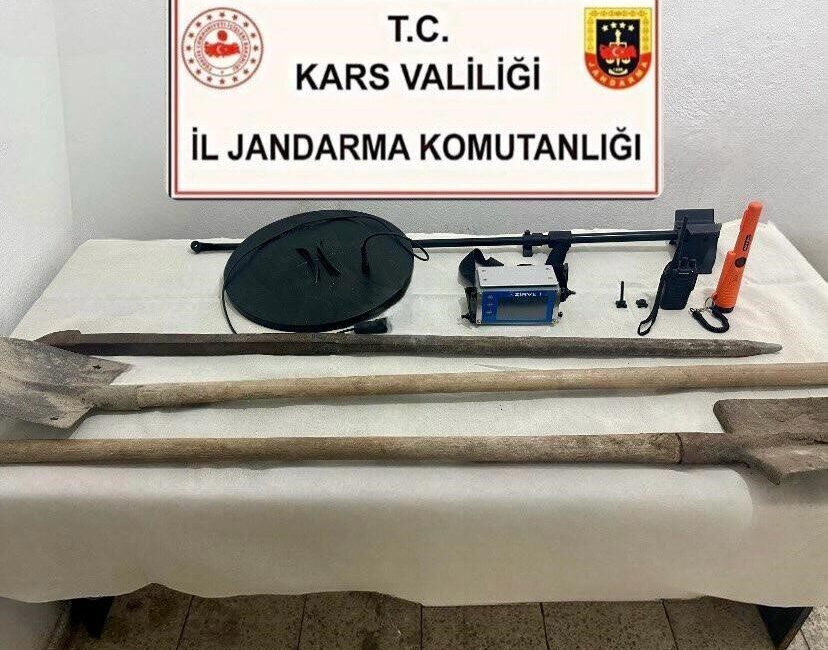 Selim’de define avcıları suçüstü yakalandı Selim’de define avcısı 5 kişi jandarma ekiplerince kazı yaptıkları sırada