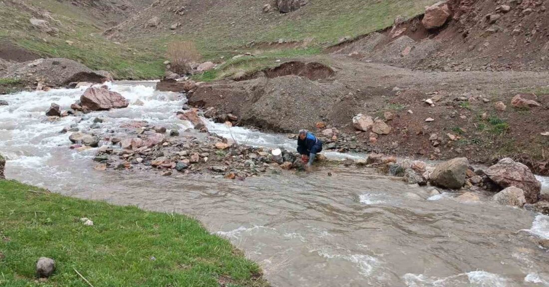Şeyh Musa Deresi taştı, kentin içme suyu bulanık akmaya başladı Hakkari’de etkili olan yağışlar ve yüksek kesimlerdeki karların erimesiyle birlikte