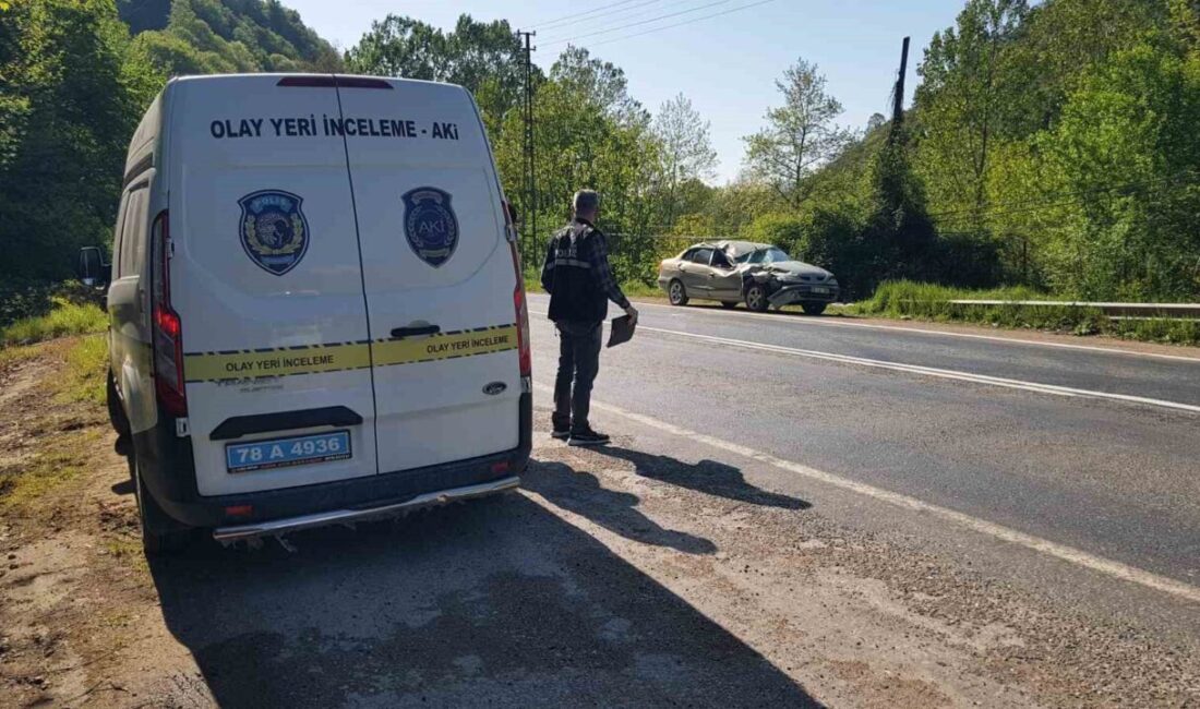 Seyir halindeki otomobilin üzerine kaya parçası düştü: 2’si çocuk 5 yaralı Karabük’te seyir halindeki otomobilin üzere kaya parçasının düşmesi sonucu 2’si