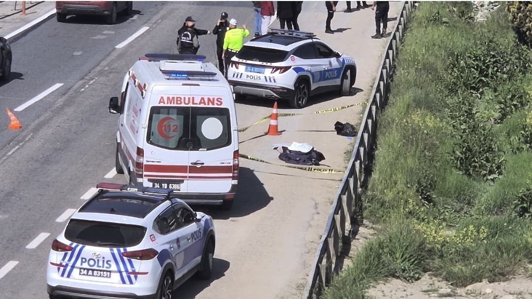 Silivri’de geri manevra yapan tır yaşlı adama çarptı Silivri’de geri manevra yapan tır, yol kenarında duran 66 yaşındaki