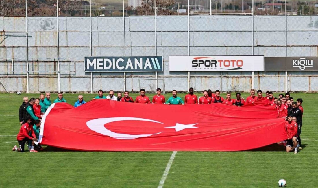 Sivasspor antrenmanda dev Türk bayrağı açtı Sivasspor teknik heyeti ve futbolcuları, 23 Nisan Ulusal Egemenlik ve