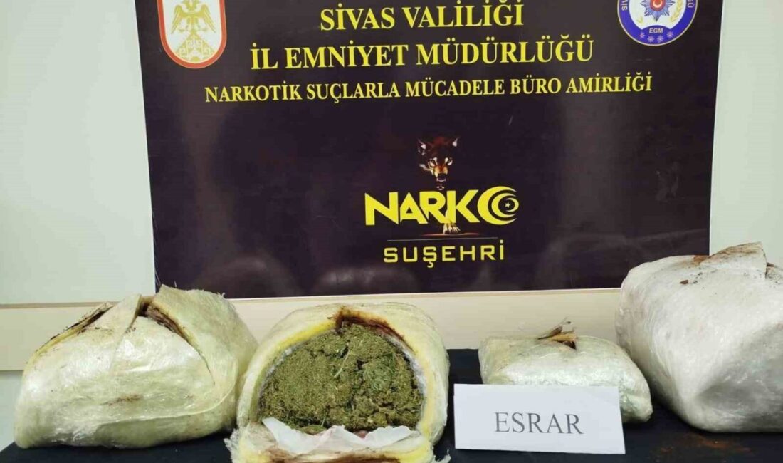Sivas’ta 5 kilo 100 gram esrar ele geçirildi Sivas’ta polis ekipleri durdurdukları araç içerisinde yaptıkları aramada 5 kilo