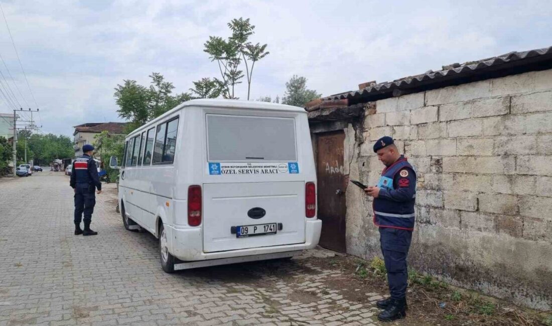 Sultanhisar’da okul servisleri denetendi Aydın’ın Sultanhisar ilçesinde okul önlerindeki güvenlik önemleri alınmaya devam ederken,
