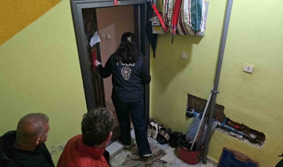 Tahliye kararına direnen kadın ekipler tarafından evden çıkartıldı Zonguldak’ın Ereğli ilçesinde, eski eşi tarafından hakkında tahliye davası açılan