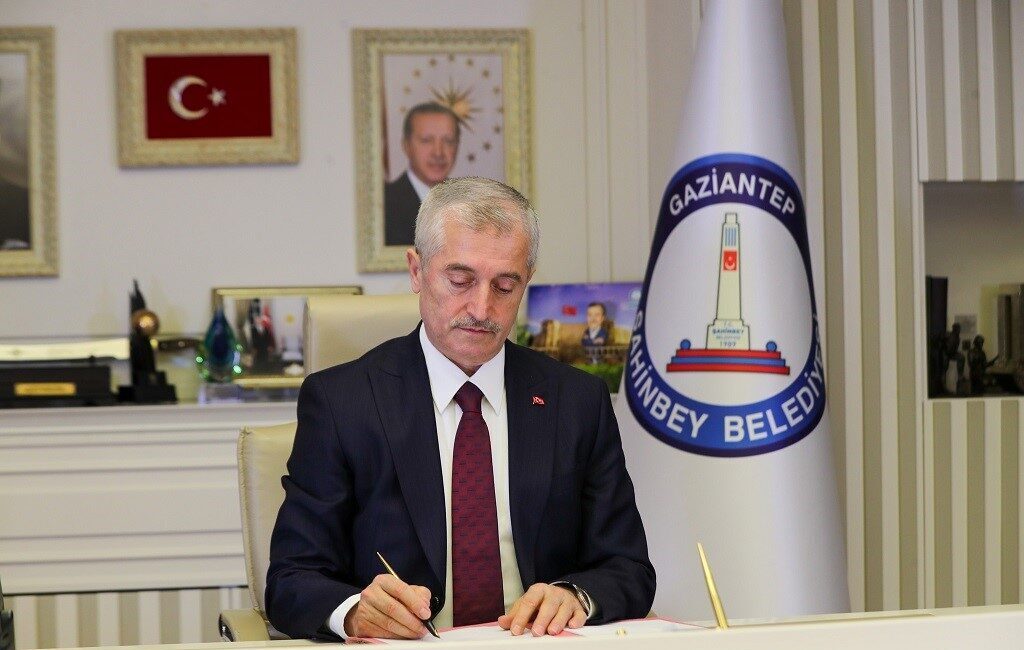 Tahmazoğlu 1 Mayıs Emek ve Dayanışma Gününü kutladı Şahinbey Belediye Başkanı Mehmet Tahmazoğlu, 1 Mayıs Emek ve Dayanışma