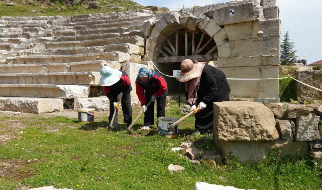 Tarihi kazılara gönüllü katılıyorlar Düzce Belediyesi’nin büyük destek verdiği Konuralp Antik Tiyatrosu’ndaki kazı çalışmaları