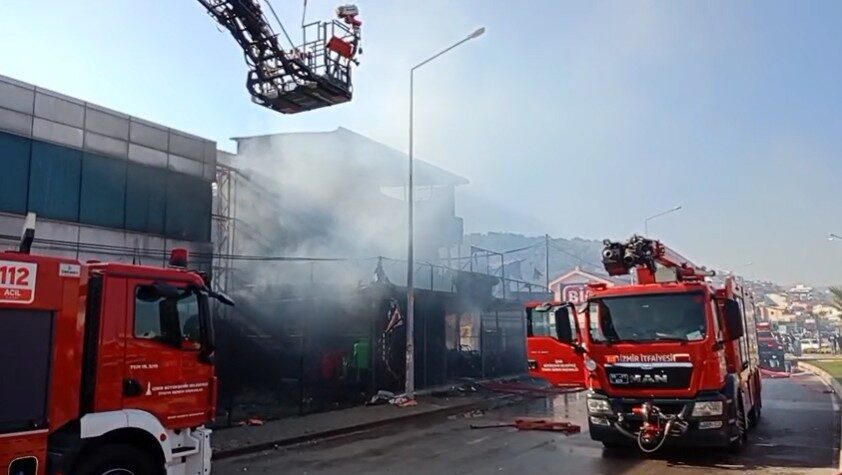 Tarım marketinde çıkan yangın paniğe neden oldu İzmir’in Dikili ilçesinde bir tarım marketinde çıkan yangın mahalle sakinlerine