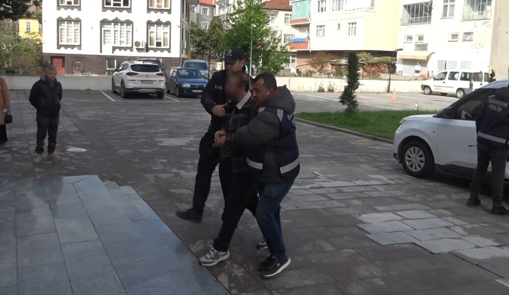 Taş kokain ile yakalanan metafizik uzmanı ve şoförü adliyeye sevk edildi Samsun’da polis tarafından bir araçta yapılan aramada ’taş kokain’ ile