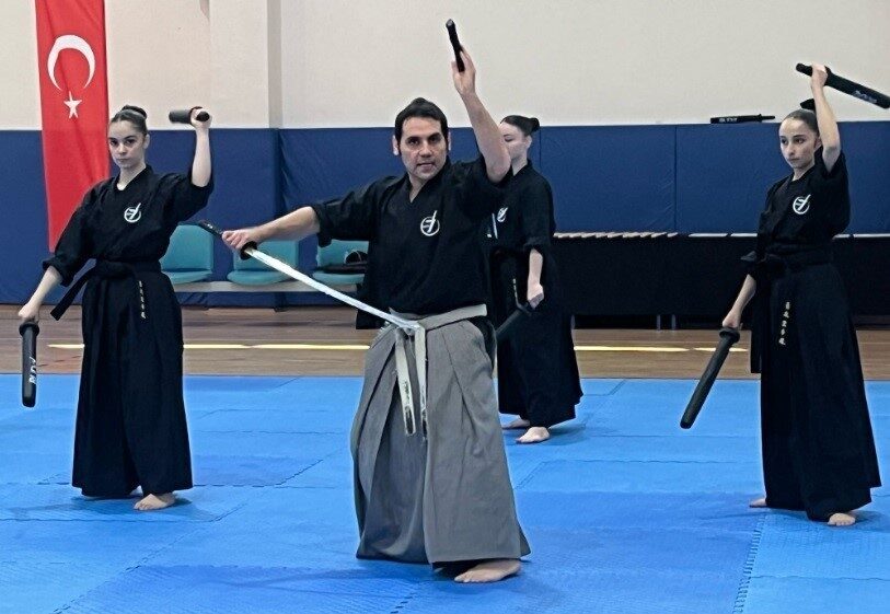 Tavşanlı’da BUDO7 rüzgarı esti Kütahya’nın Tavşanlı ilçesindeki kapalı spor salonu, BUDO7 sanatının gösterilerine ev