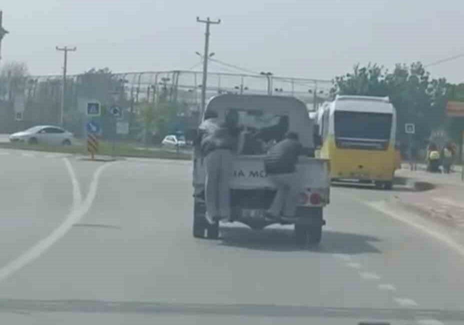 Tehlikeli yolculuk kamerada Bursa’da 2 gencin kasalı kamyonet arkasındaki tehlikeli yolculuğu kameraya yansıdı.