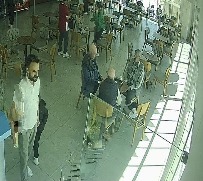 Tekirdağ’da deprem anında kafede dikkat çeken anlar: 3 ihtiyar depremi hissetmedi, kaçanları izledi Tekirdağ’ın Çorlu ilçesi Havuzlar Mahallesi’nde meydana gelen deprem sırasında bir