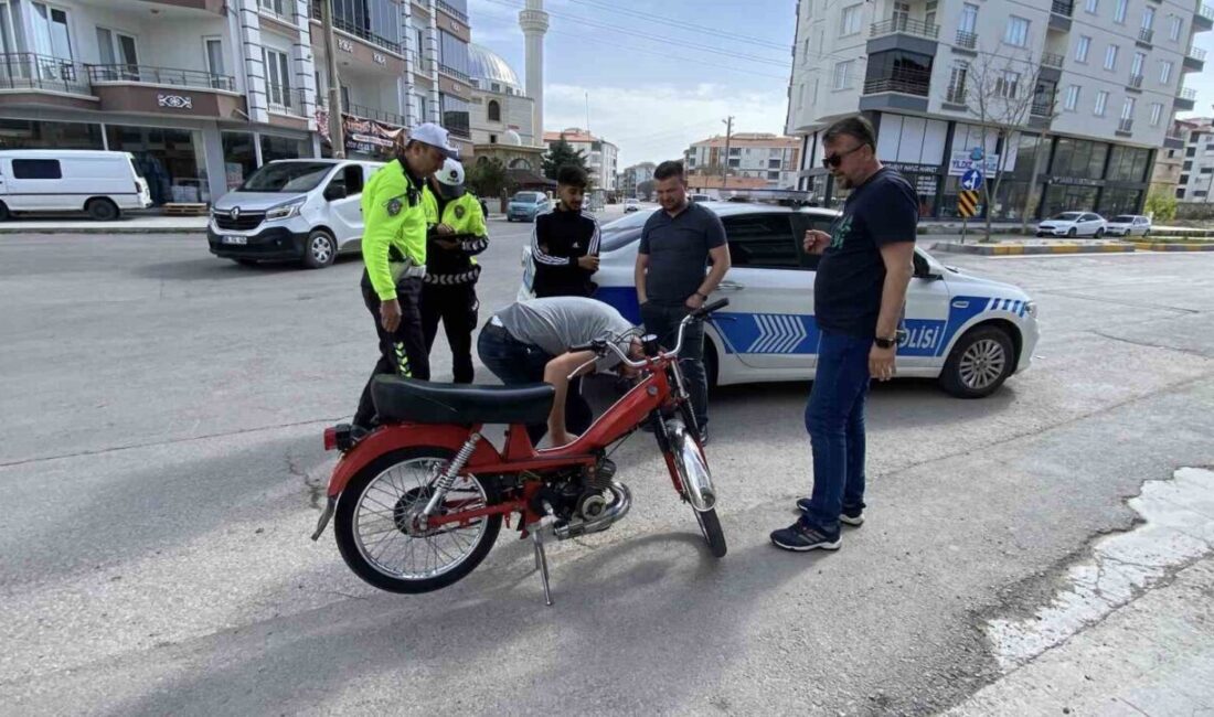 Tescilsiz motosikletin kasksız sürücüsüne 26 bin 965 lira ceza Aksaray’da trafik ekiplerinin durdurduğu plakasız ve aynasız motosikletin kasksız olan