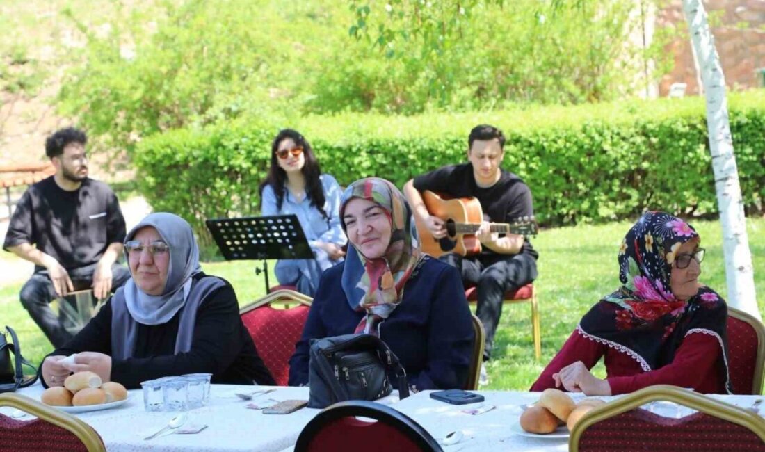 TOGÜ’de sosyal sorumluluk projesi gönülleri ısıttı Tokat Gaziosmanpaşa Üniversitesi’nde düzenlenen “Nesilden Nesile Engelsiz Gönül Bağı” programında,