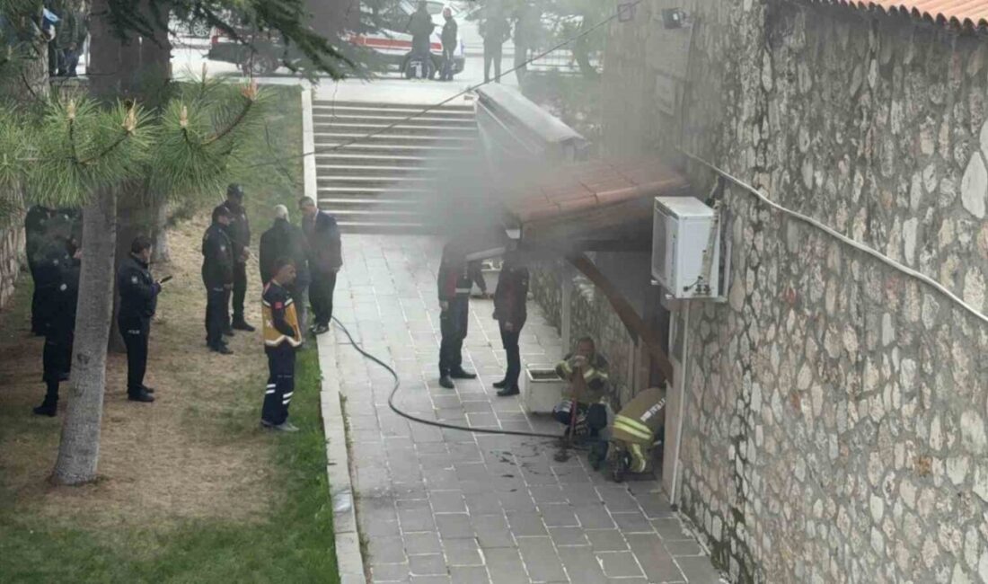 Tokat’ta 8 asırlık camide yangın çıktı Tokat’ta 8 asırlık tarihi camide çıkan yangın, itfaiyenin hızlı müdahalesiyle