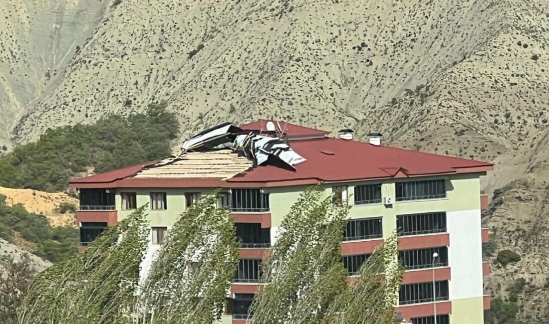 Tunceli’de etkili olan fırtına çatıları uçurdu Tunceli’de dün öğleden sonra etkili olan fırtına, bazı binaların çatılarını