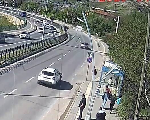 Tunceli’deki kaza anı güvenlik kameralarına yansıdı Tunceli’de minibüsün iki araca çarptığı kaza anı güvenlik kameralarına yansıdı.