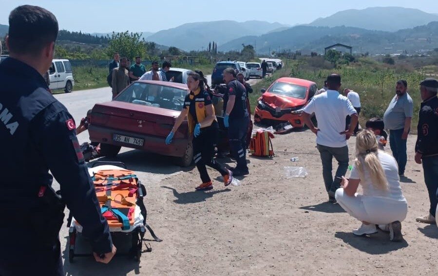 Turgutlu’da trafik kazası: 1’i çocuk 4 yaralı Manisa’nın Turgutlu ilçesinde meydana gelen trafik kazasında biri çocuk 4