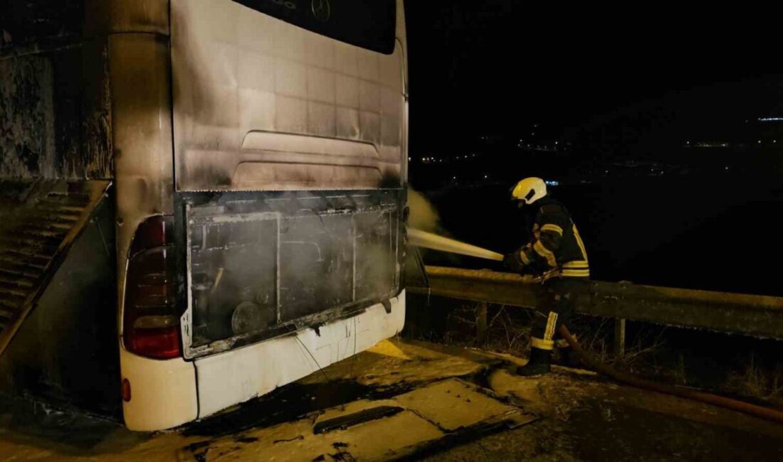 Turistleri taşıyan otobüs yandı, faciadan dönüldü Kayseri’de turistleri taşıyan yolcu otobüsünün motor kısmında çıkan yangın itfaiye