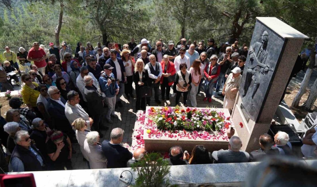 Türk Halk Müziği Sanatçısı Ali Ekber Çiçek ölümünün 19. yılında anıldı Balıkesir’in Edremit ilçesine bağlı Tahtakuşlar Mahallesi Mezarlığı’nda düzenlenen programla Türk