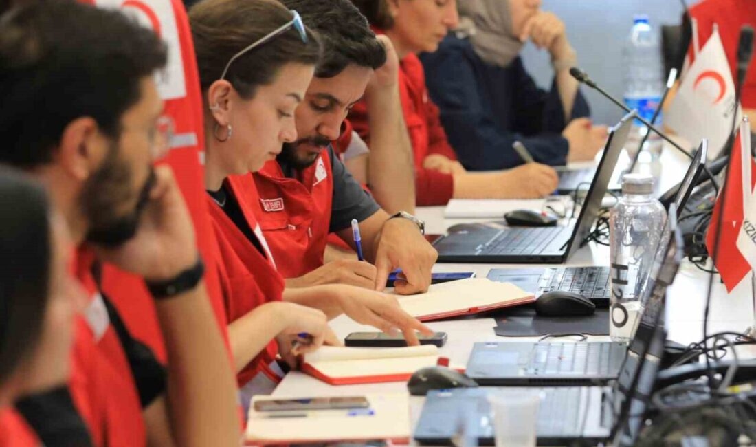 Türk Kızılay İstanbul depremi sonrası beslenme desteğiyle toplanma alanlarında Türk Kızılay, İstanbul’un tüm ilçelerinde ve çevre illerde hissedilen 6,2’lik
