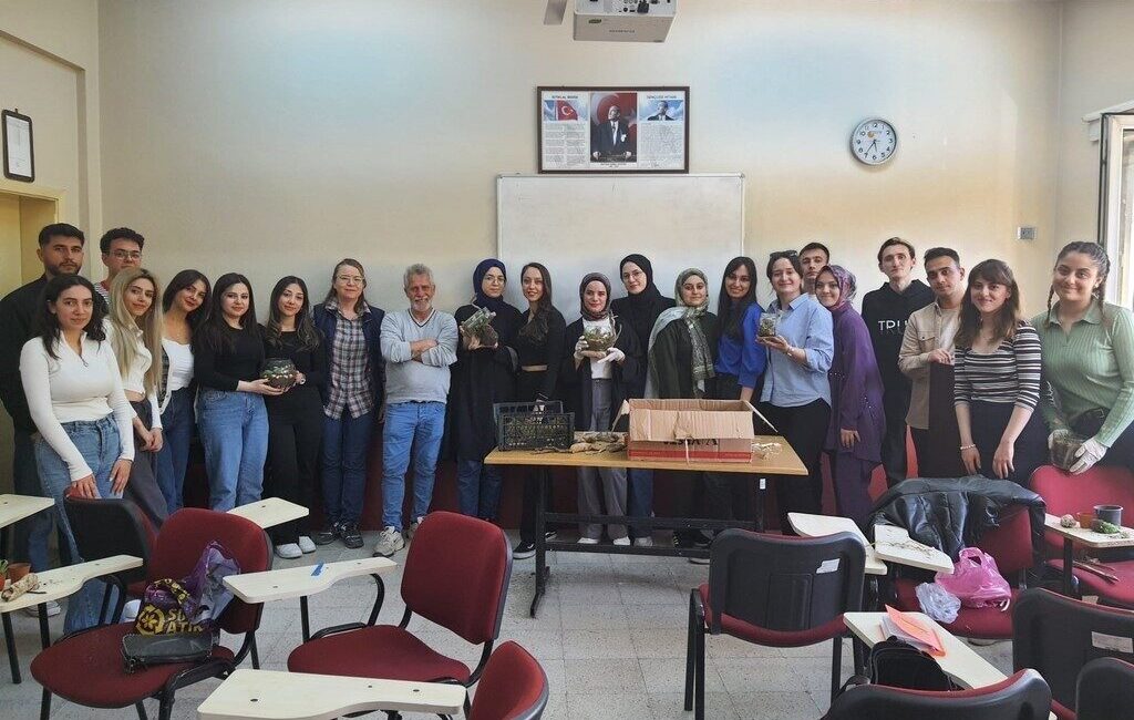 Üniversite öğrencileri doğada tekrar kullanılabilir malzemelerle teraryum hazırladı Zonguldak Bülent Ecevit Üniversitesi Ereğli Eğitim Fakültesinde “Doğada Tekrar Kullanılabilir