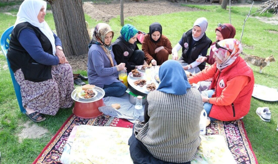 Üniversite öğrencilerinden yardıma muhtaç yaşlılara vefa örneği Erzincan Binali Yıldırım Üniversitesi öğrencileri, yardıma muhtaç yaşlı bireyleri evlerinde