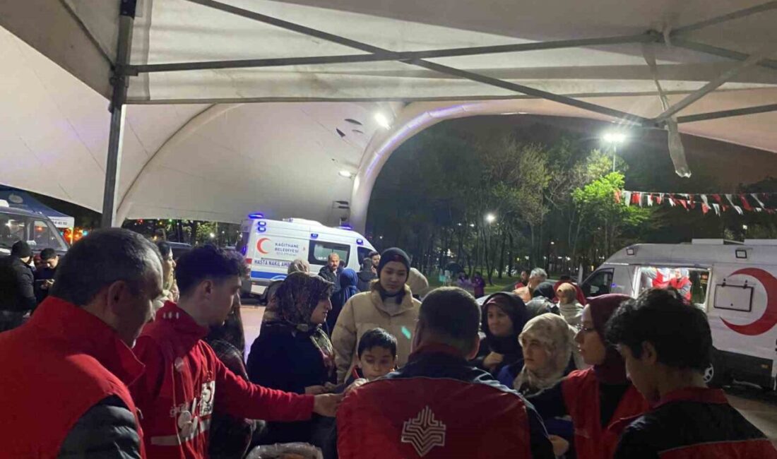 Vakıflar’dan depremin ardından geceyi parkta geçiren vatandaşlara ikram İstanbul’da meydana gelen 6.2 büyüklükteki depremin ardından binlerce vatandaş millet