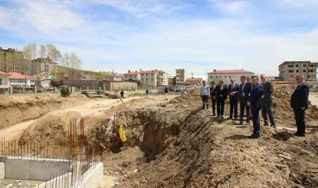 Vali Çelik sağlık çalışanlarını dinledi Hakkari Valisi Ali Çelik, Yüksekova Devlet Hastanesini ziyaret ederek hastane