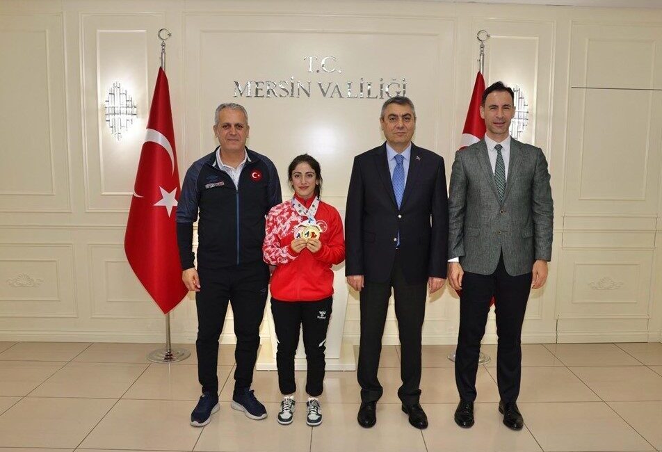 Vali Toros, Avrupa şampiyonu halterci Gamze Altun’u ağırladı Mersin Valisi Atilla Toros, Avrupa Halter Şampiyonası’nda altın madalya kazanan