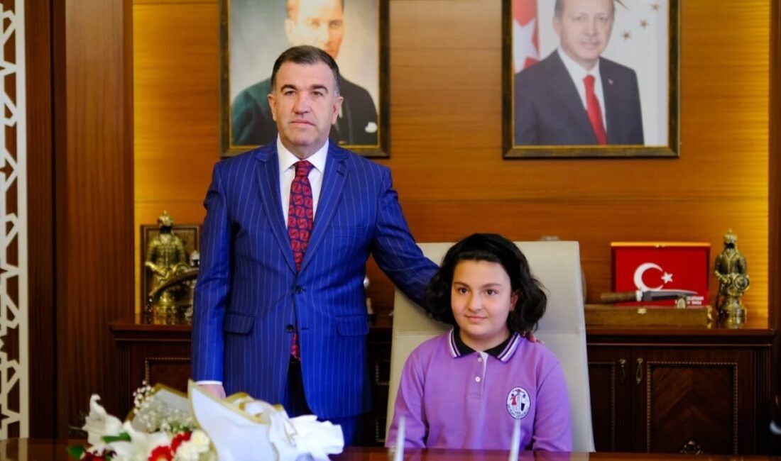 Valinin makam koltuğuna temsili 6. sınıf öğrencisi oturdu 23 Nisan Ulusal Egemenlik ve Çocuk Bayramı’nın 105. yıl dönümü