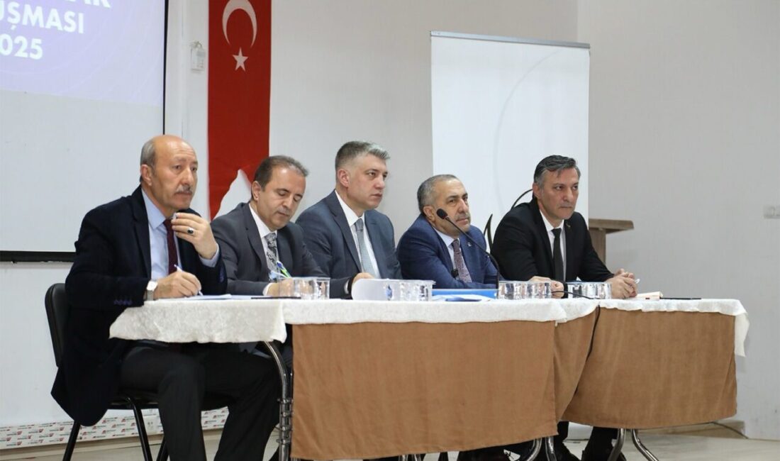 Van Büyükşehir Belediyesinin muhtarlar toplantısı devam ediyor Van Büyükşehir Belediyesi, mahalle muhtarları toplantısını Gürpınar ve Gevaş ilçelerinde