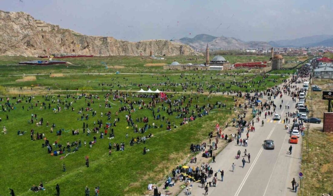 Van’da 3’üncü Uçurtma Şenliği Van Valiliği ve Büyükşehir Belediyesi tarafından tarihi Van Kalesi’nde düzenlenen