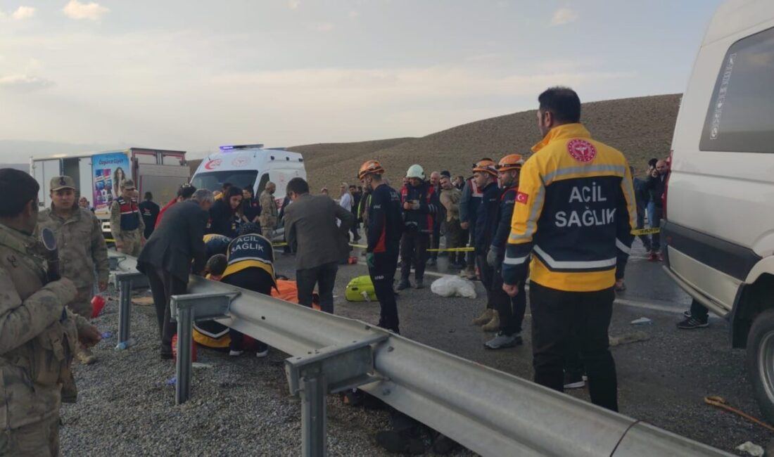 Van’da feci kaza: 6 ölü, 8 yaralı Van’ın Gürpınar ilçesinde yolcu minibüsüyle kamyonetin çarpışması sonucu 6 kişi