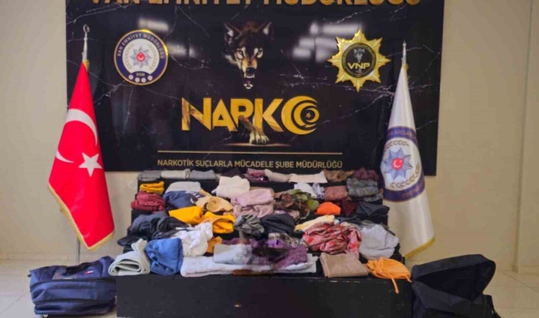 Van’da pes dedirten uyuşturucu kaçakçılığı yöntemi Van’da sıvılaştırdıkları uyuşturucu maddeyi yedirdikleri kıyafetlerle havalimanına gelen yabancı uyruklu
