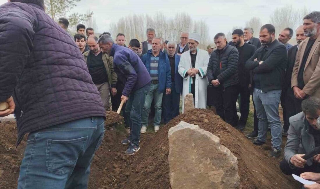 Van’daki trafik kazasında hayatını kaybeden baba ve iki kızı yan yana toprağa verildi VAN (İHA) – Van’ın Muradiye ilçesinde dün gece meydana gelen