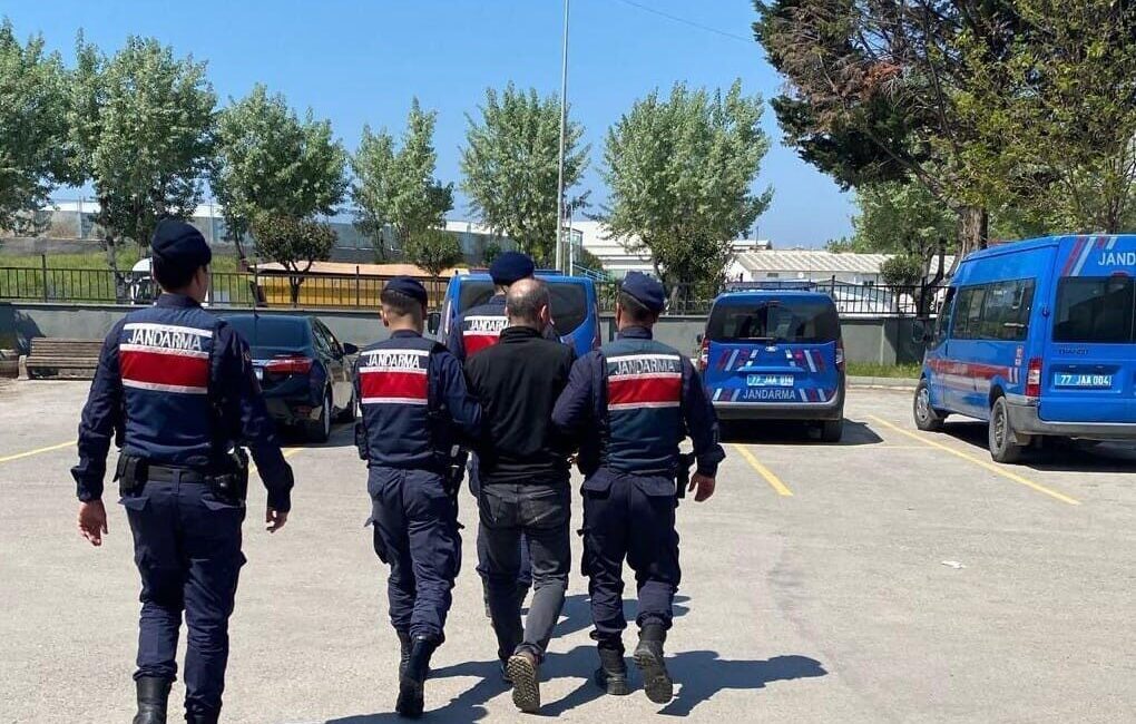 Yalova’da 10 yıl hapis cezası bulunan hükümlü yakalandı Yalova’da jandarma tarafından uyuşturucu ticareti yapmaktan kesinleşmiş 10 yıl hapis