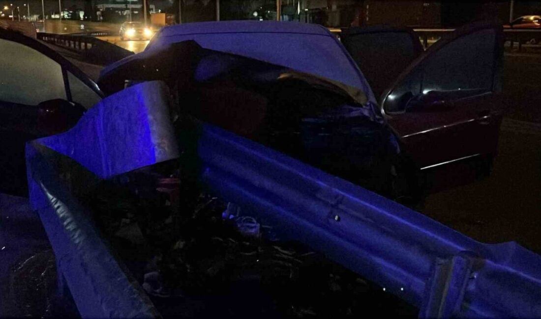Yanan otomobilde sıkışan sürücüyü itfaiye kurtardı Kocaeli’nin Gebze ilçesinde bariyerlere çarpan otomobilde yangın çıktı. Araç içinde