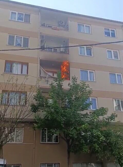 Yanık unutulan sigara balkonu küle çevirdi Bursa’da balkonda yanık unutulan sigara, balkonu küle çevirdi. İtfaiye ekiplerinin