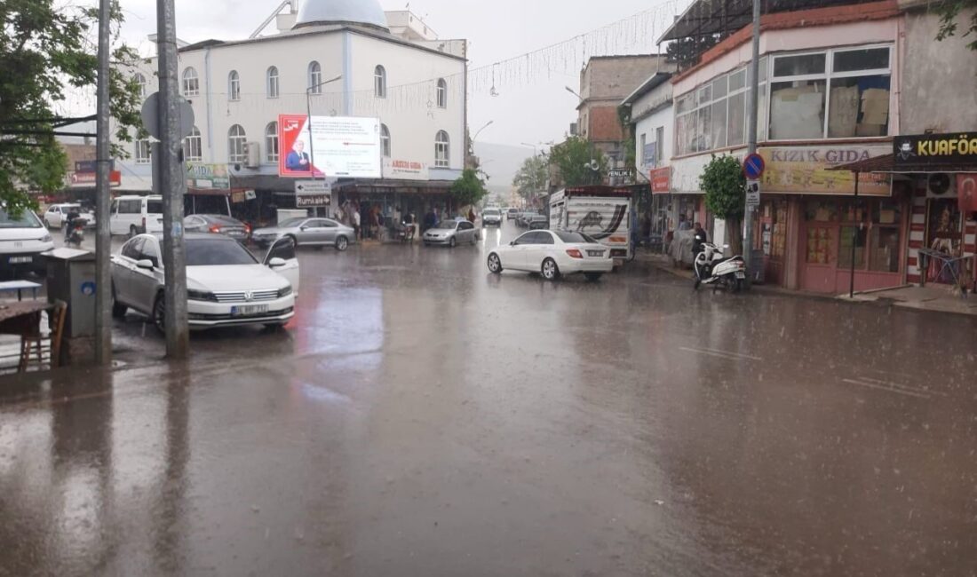 Yavuzeli’nde sağanak yağış çiftçinin yüzünü güldürdü Gaziantep’in Yavuzeli ilçesinde Cuma namazı sonrası etkili olan sağanak yağış,