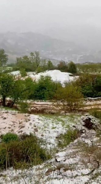 Yaz geldi derken, İzmir Ödemiş beyaza büründü İzmir’in Ödemiş ilçesinde etkili olan sağanak yağışın ardından başlayan dolu
