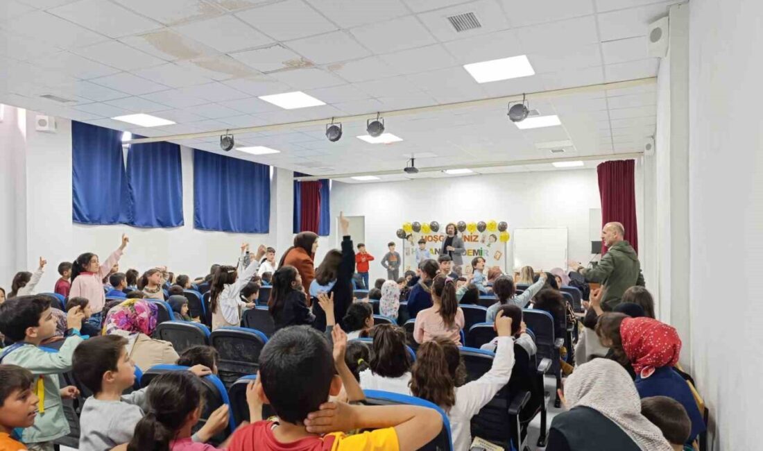 Yazar Topdemir öğrencilerle buluştu Yazar Hasan Topdemir, 23 Nisan Ulusal Egemenlik ve Çocuk Bayramı’nda