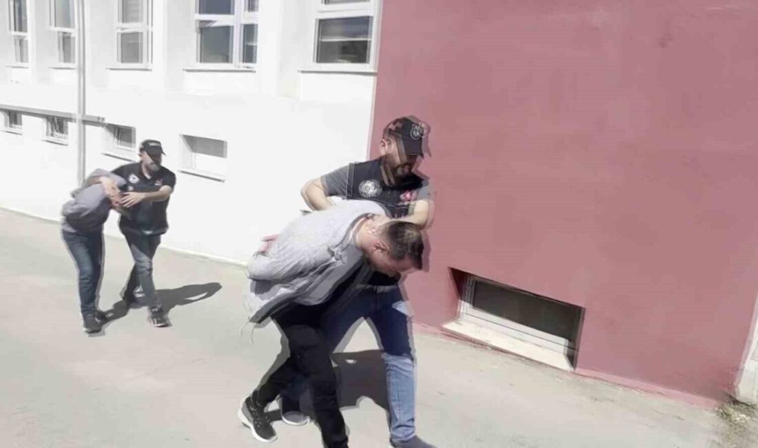 Yedek lastiğe gizlenen esrar, uygulamada ortaya çıktı: 2 şüpheli tutuklandı Adana’da otoyol uygulama noktasında durdurulan bir aracın yedek lastik kısmına