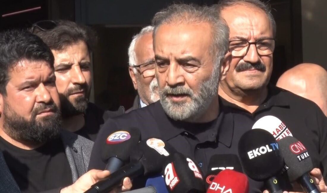 Yılmaz Erdoğan, Sırrı Süreyya Önder’i hastanede ziyaret etti Yönetmen Yılmaz Erdoğan, kalp krizi geçirdikten sonra ameliyata alınan ve