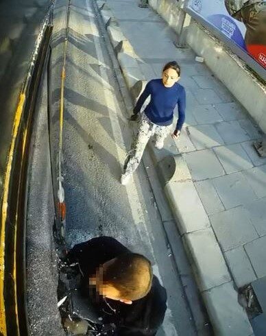 Yol vermediği gerekçesiyle İETT otobüsüne saldırıp camını kırdılar, o anlar kamerada İstanbul Arnavutköy’de İETT otobüsünün şoförüyle yol verme meselesi yüzünden tartışan
