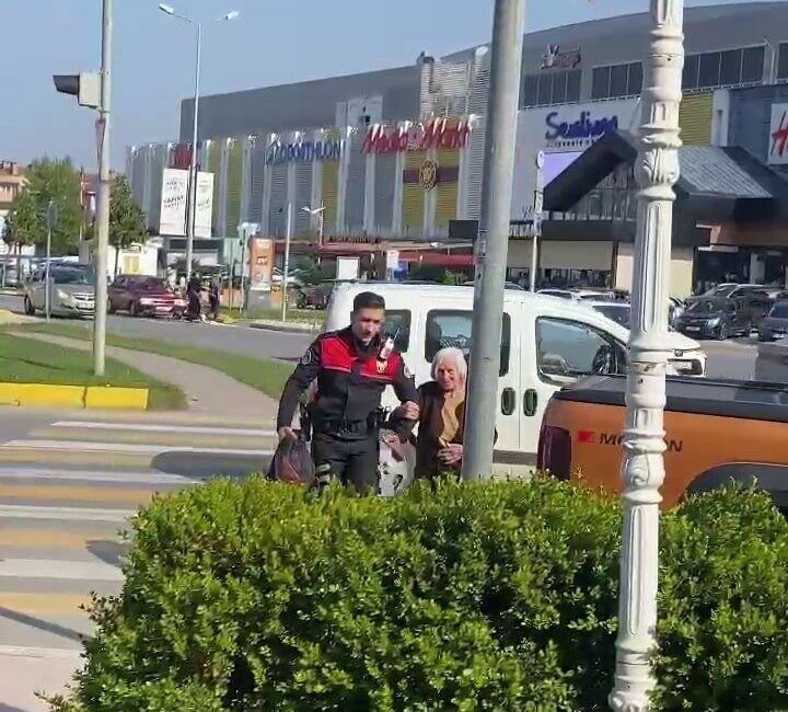 Yürümekte zorlanan yaşlı kadına yunus polisinden yardım eli Sakarya’nın Serdivan ilçesinde yürümekte zorluk çeken yaşlı kadın, bölgede devriye