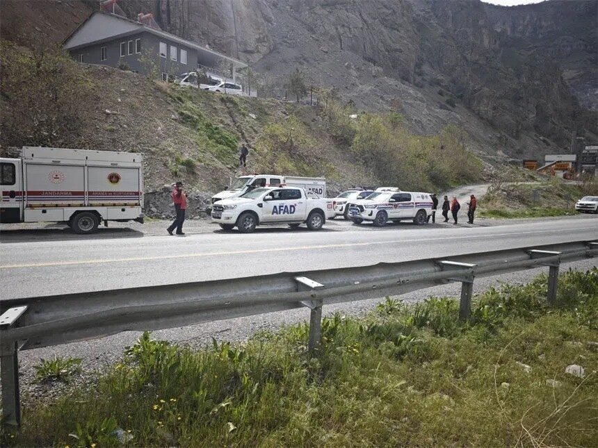 Zap Suyu’nun debisi yükselince mahsur kalan 4 kişi kurtarıldı Hakkari’de Zap Suyu’nu geçerek pancar toplamaya giden ve dönüşte su