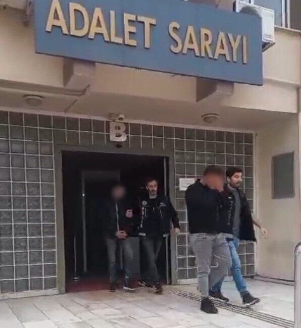 Zehir tacirleri kovalamaca sonucu yakalandı Aydın’ın Efeler ilçesinde narkotik ekiplerince yapılan operasyonda 2 uyuşturucu şüphelisi