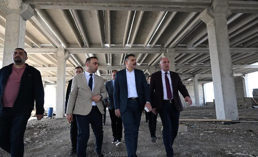 2. OSB’de fabrikalar yükseliyor Erzurum Valisi Mustafa Çiftçi, 2. Organize Sanayi Bölgesi’nde incelemelerde bulundu.