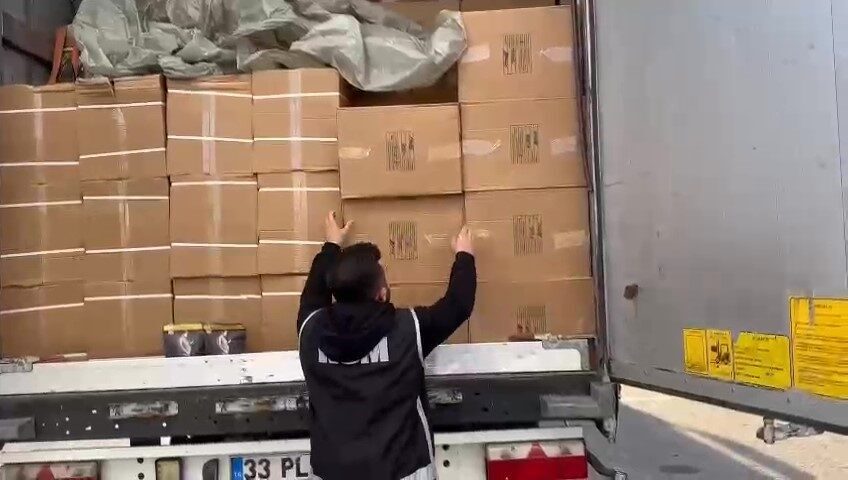 4 milyon TL değerinde 180 kilogram tütün ele geçirildi: 3 gözaltı Adana’da polis, piyasa değeri 4 milyon TL olan 180 kilogram